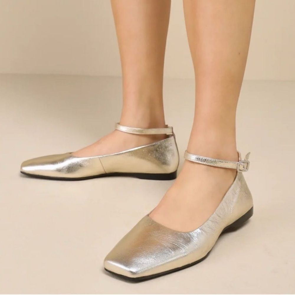 Vagabond Gold Metallic Square Toe Leather
Ankle Flats/Shoes(Size 7)